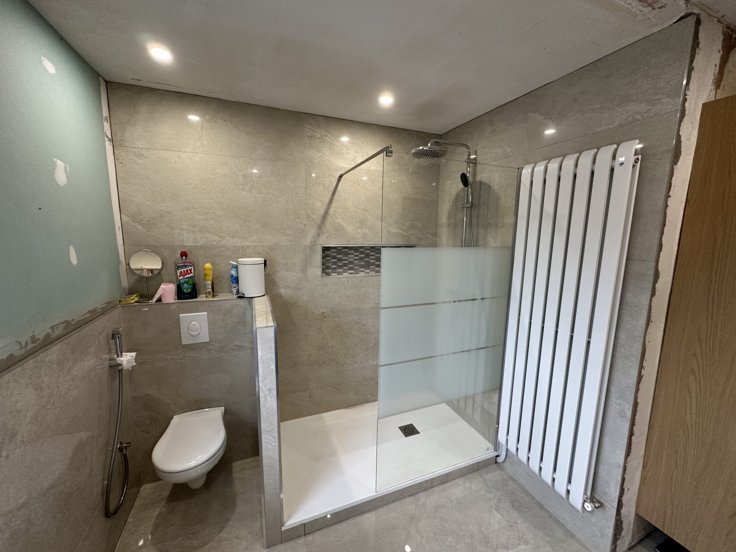 Salle de bain rénovée avec douche italienne
